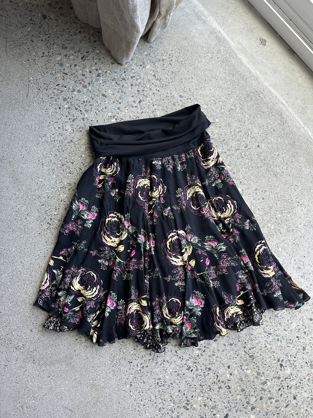 Cabi Women's SM Black Floral Handkerchief Hem Skirt Y2k Reversible Rose Summer